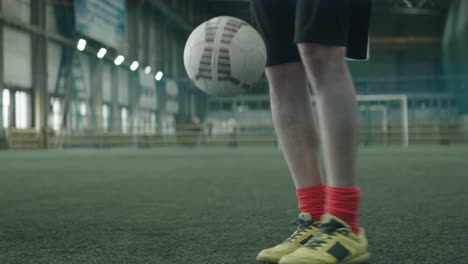 Deportista-Practicando-Malabares-Con-Pelota-De-Fútbol